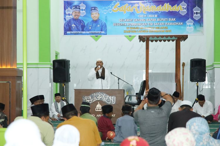 Bupati Siak Alfedri saat memberikan sambutan dalam kegiatan Safari Ramadhan di Masjid Ar Rahmat, Kampung Langkai, Kecamatan Siak, Senin (25/3/2024)
