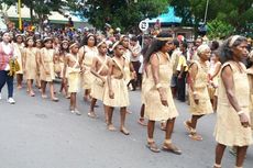 Warga Kenakan Pakaian Kulit Kayu dalam Karnaval Budaya Alor