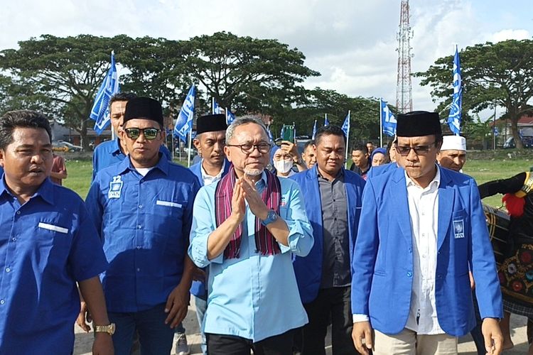Ketua Umum Parati Amanat Nasional (PAN) Zulkifli Hasan bertemu para kader partai saat konsulidasi dan sinergi PAN untuk pemenangan pemilihan presiden (Pilpres) dan pemilihan legislatif (Pileg) di Lombok Tengah, Nusa Tenggara Barat (NTB), Minggu (10/12/2023).