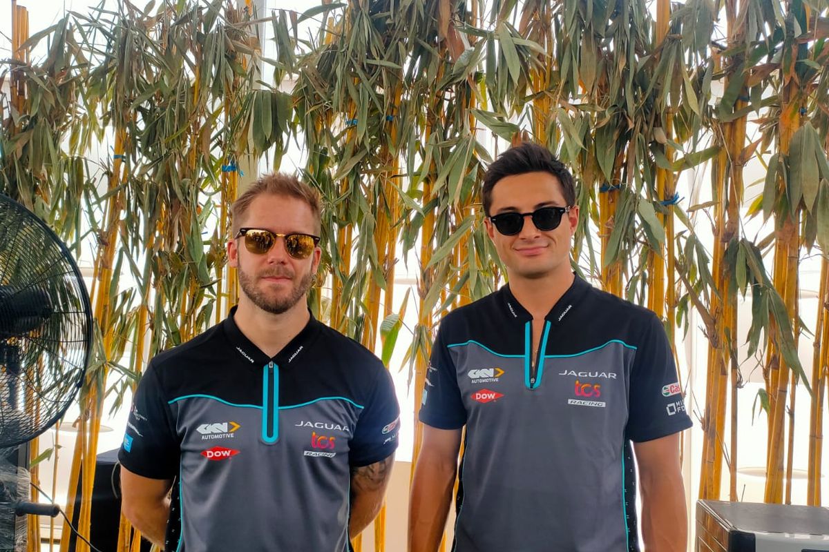 Pembalap  Formula E dari Jaguar TCS Racing Sam Bird (kiri) dan  Mitch Evans (kanan)