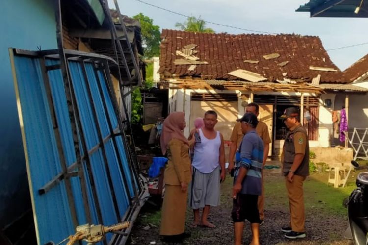 BPBD Banyuwangi, Camat dan Kades Parijatah Wetan saat melakukan peninjauan 