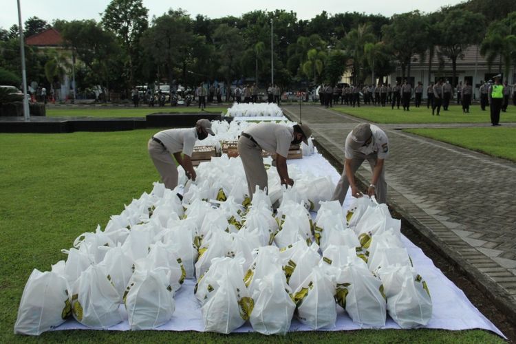 Kepolisian Resor Mojokerto, Jawa Timur, menyiapkan 2.000 paket sembako untuk disalurkan kepada warga terdampak pandemi Covid-19 yang tidak tercover bantuan sosial dari pemerintah.