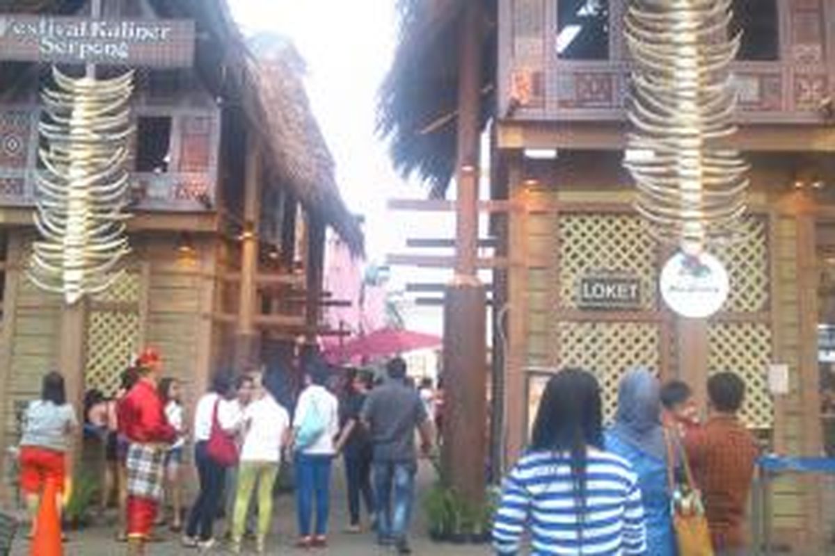 Rumah asli adat Tongkonan dari Suku Toraja menjadi pemandangan baru saat menginjakkan kaki di Festival Kuliner Serpong 2014