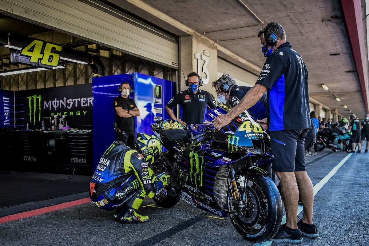 Ritual Valentino Rossi. (Photo by PATRICIA DE MELO MOREIRA / AFP)