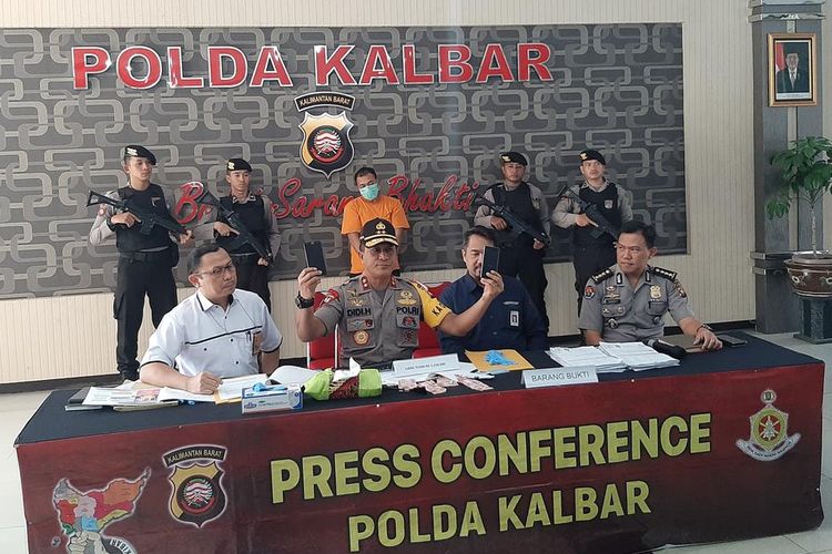 Polda Kalbar menggelar konferensi pers terkait dugaan penipuan berkedok penerimaan poin Traveloka di Mapolda Kalbar, Jumat (17/7/2019).