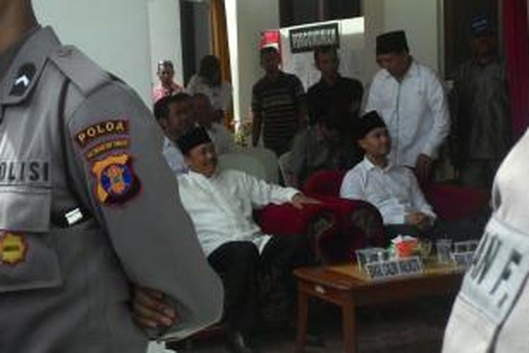 Tampak, Heru Bambang menggandeng kader Partai Gerindra, Sirajudin Machmud, maju ke Pilkada Balikpapan. Hari ini, dua pasangan calon mendaftar hampir bersamaan dengan membawa ratusan massa di kedua kubu. Ratusan polisi pun berjaga ketat di seluruh lokasi KPUD di hari terakhir masa pencalonan. 