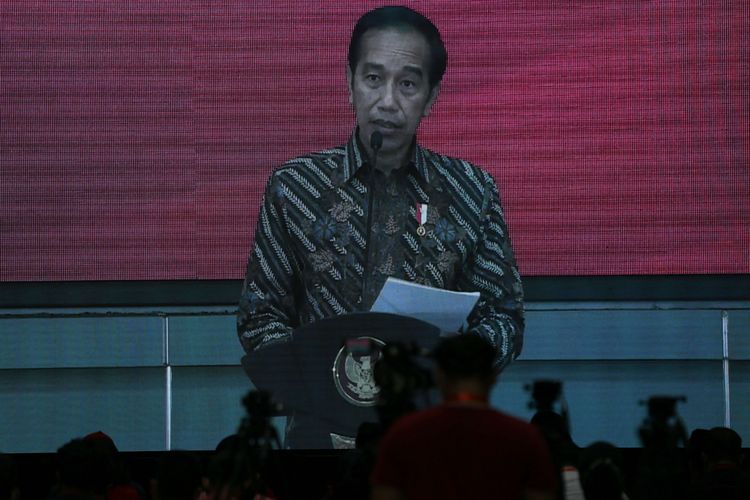 Presiden Republik Indonesia Joko Widodo memberikan sambutan saat Rakernas PDI Perjuangan di Sekolah Partai, Lenteng Agung, Jakarta Selatan, Selasa (21/6/2022). Partai Demokrasi Indonesia Perjuangan (PDI-P) menggelar Rapat Kerja Nasional (Rakernas) mulai hari ini hingga Kamis (23/6/2022).