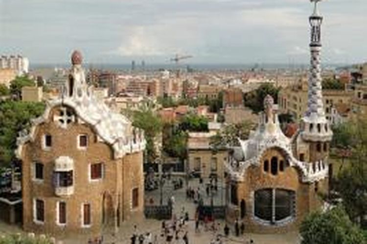 Parc Güell di Barcelona merupakan situs maha karya arsitektur dan hortikultural berumur 100 tahun karya Antoni Gaudi.