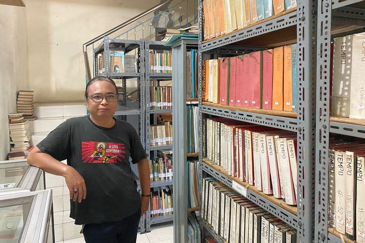 Teman Herman Hendrawan dan Petrus Bima Anugerah, Dandik Katjasungkana, saat berada di Perpustakaan Medayu Agung, Surabaya (Foto: Andhi Dwi)