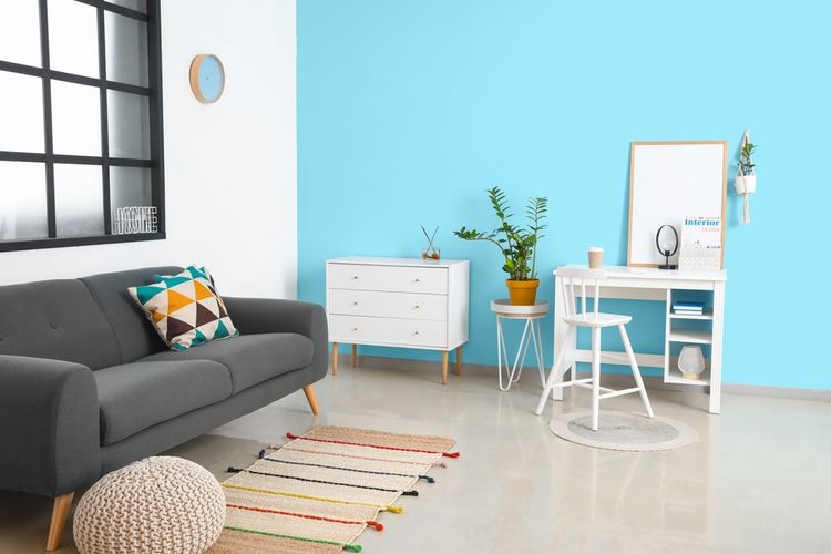 Ilustrasi ruang keluarga dengan warna cat biru aqua dan putih