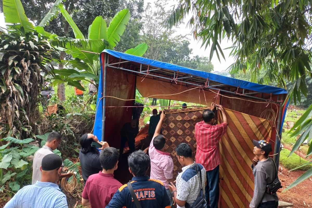 Makam Imelda TPU Pitara, Jalan Kramat Asem, Pitara Depok, dibongkar tim Inafis Polres Metro Depok pada Rabu (6/7/2022). Nantinya, jenazah itu akan dilakukan autopsi untuk keperluan penyidikan kasus pembunuhan. 