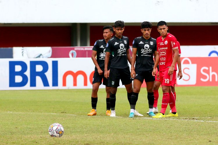Pemain Persija Jakarta Hanif Sjahbandi dijaga tiga Pemain Persebaya Surabaya saat pertandingan pekan ke-15 Liga 1 2022-2023 yang berakhir dengan skor 1-1 di Stadion Maguwoharjo Sleman, Jumat (16/11/2022) sore.