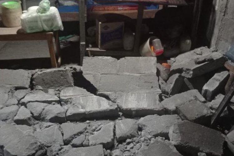 Kondisi tembok dapur dari rumah Mbah Ponem yang rusak akibat gempa Bantul M 6,0, Jumat (30/6/2023). Saat kejadian, Mbah Ponem tinggal seorang diri di rumahnya di Bangen, Kalurahan Bangunjiwo, Kapanewon Kasihan, Bantul.