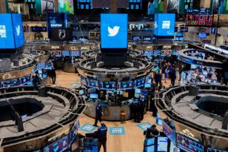 Suasana di bursa saham New York Stock Exchane (NYSE) saat Twitter menawarkan saham perdananya kepada publik, Kamis (7/11/2013).