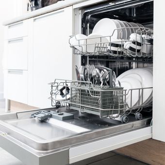 Ilustrasi mesin pencuci piring atau dishwasher. 