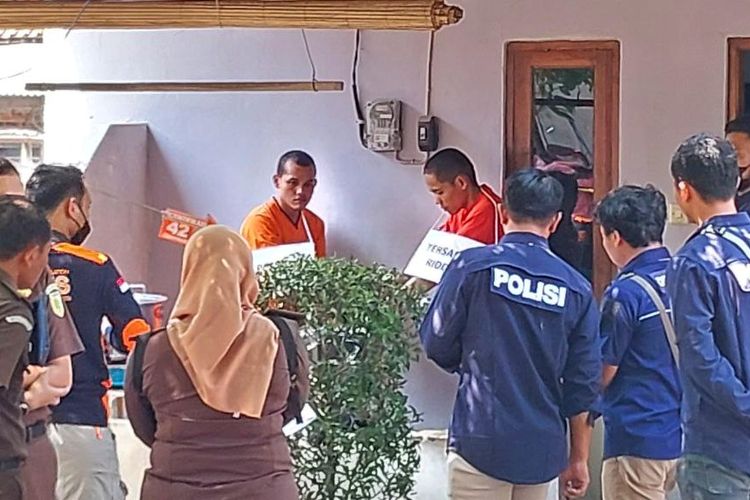Dua orang pelaku pembunuhan dan mutilasi yakni W (29) warga Magelang, Jawa tengah dan RD (38) warga Kebayoran Lama, Jakarta Selatan saat rekonstruksi memperagakan adegan memasukan potongan tubuh korban ke kantong plastik.