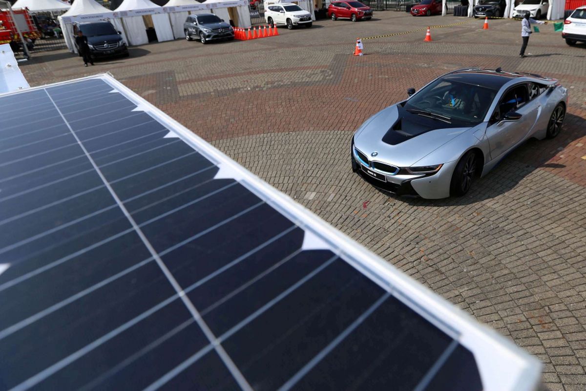 BMW Group Indonesia memperkenalkan prototipe garasi khusus untuk mobil listrik di International Motor Show (IIMS) 2018, di JIExpo Kemayoran, Jakarta, Jumat (20/4/2018). Garasi ini dapat menghasilkan listrik dari sinar matahari dan memiliki panel surya di bagian atapnya.