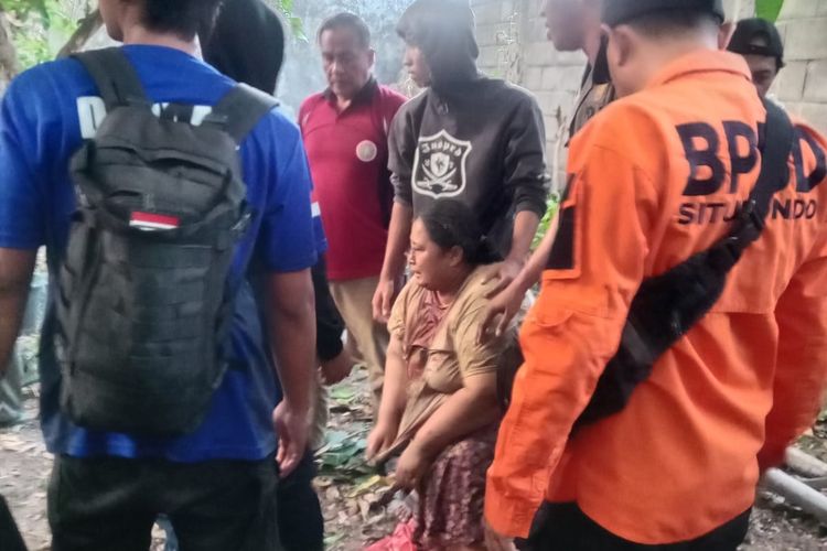 Terperosok ke Lubang Sempit 4 Meter, Damkar Situbondo Evakuasi Perempuan Seberat 100 Kg