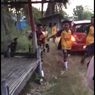 Beringas, Pemain Bola Keroyok Suami Istri dan Balitanya, Korban Tersungkur Gendong Anaknya, Berawal dari Korban Salip Konvoi