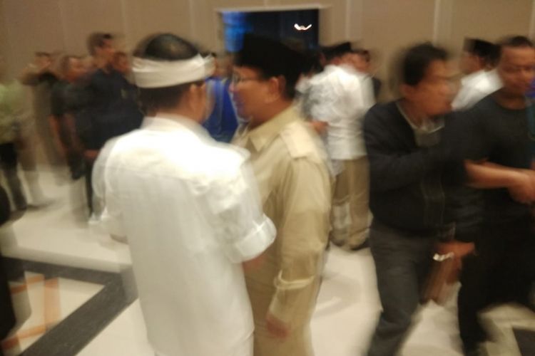 Ketua Umum Partai Gerindra Prabowo Subianto, usai memeluk pasangan Deddy Mizwar-Dedi Mulyadi, sebelum acara debat di ruang VIP Grand Ballroom, Kota Bandung, Jumat (22/6/2018) malam. 