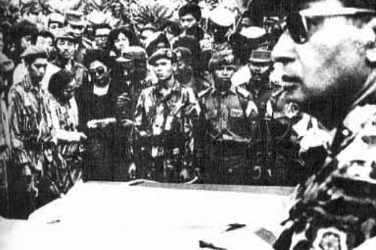 Soeharto (foto paling kanan) sedang menghadiri pemakaman para perwira TNI AD yang dibunuh, 5 Oktober 1965