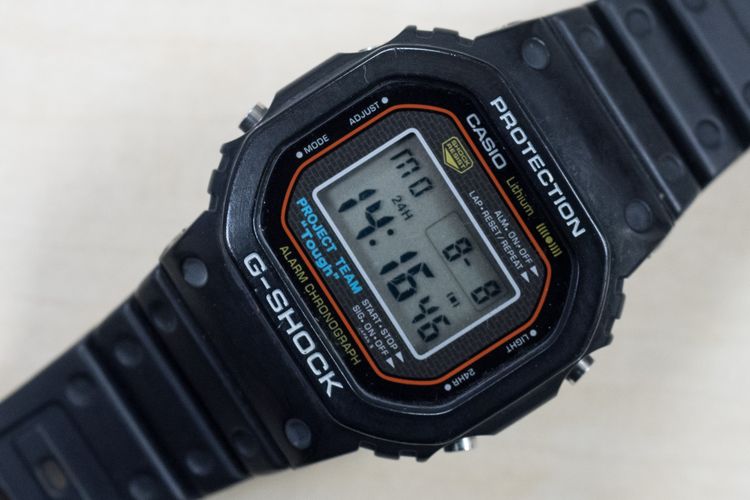 G-Shock DW5000 salah satu produksi pertama jam tangan G-Shock di tahun 1983 yang didedikasikan untuk delapan orang dalam Project Team Tough.
