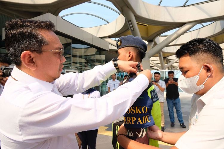 General Manager PT Angkasa Pura I (Persero) untuk Bandar Udara Yogyakarta International Airport (YIA), Ruly Artha memimpin pembukaan posko pemantau arus p numpang di musim Natal 2023 dan Tahun Baru 2024 di Bandara YIA, Kabupaten Kulon Progo, Daerah Istimewa Yogyakarta.