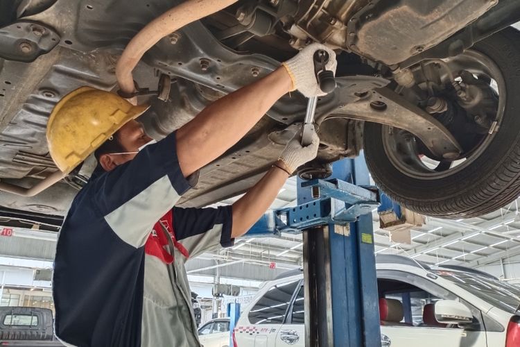 Mekanik bengkel resmi melakukan cek kekencangan baut komponen roda. Sesuai rekomendasi pabrik pemilik wajib melakukan perawatan berkala setiap jarak tempuh 10 ribu kilometer. 