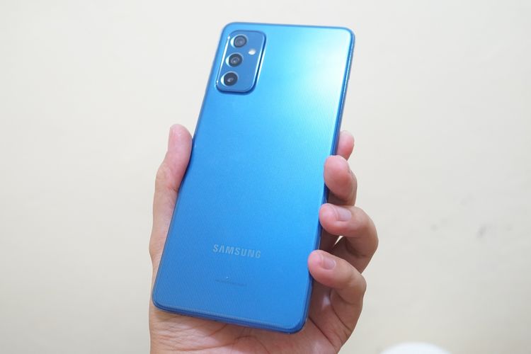 Galaxy M52 5G memiliki warna yang mengilat. Bekas jari pengguna cukup mudah menempel di bagian belakang ponsel ini. 