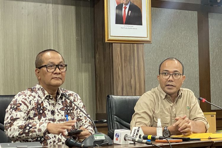 Seskemenkop UKM Arif Rahman Hakim (kiri) dan anggota tim independen M Riza Damanik di Kantor Kemenkop UKM, Jakarta, Jumat (28/10/2022) sore.