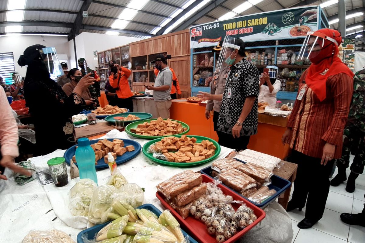 Kegiatan perekonomian di Pasar Suruh.