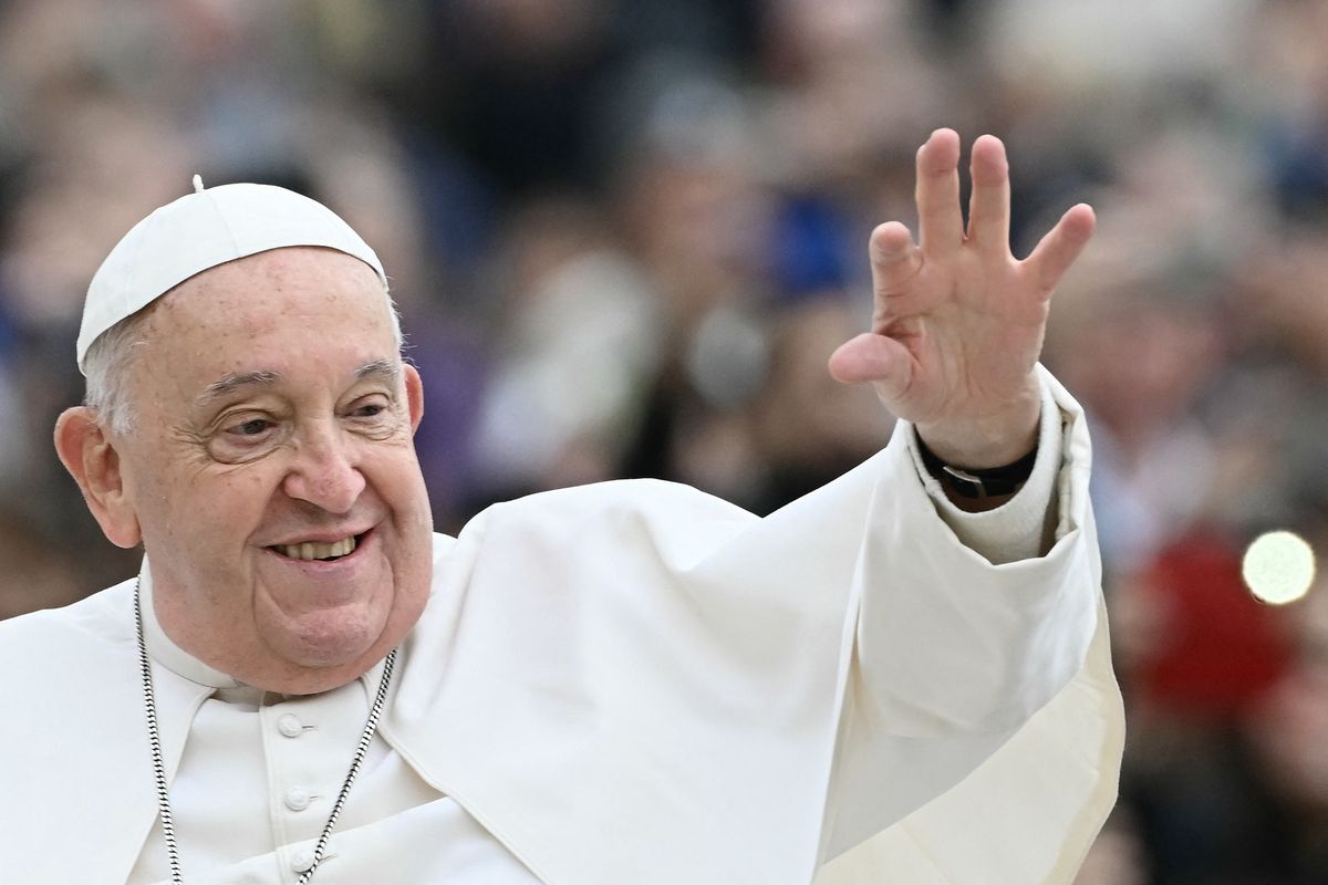 Paus Fransiskus melambaikan tangan untuk menyapa umatnya dalam audiensi umum mingguan di Lapangan Santo Petrus, Vatikan, 20 November 2024. Paus Fransiskus sakit dan dirawat di Rumah Sakit Gemelli, Roma, Italia, sejak 14 Februari 2025.