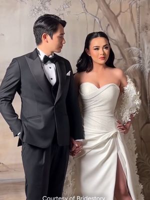 Amanda Manopo dan Kenny Austin tampil memukau di resepsi The Langham Jakarta. Gaun Hian Tjen dan tuxedo hitam klasik membuat keduanya tampak serasi.