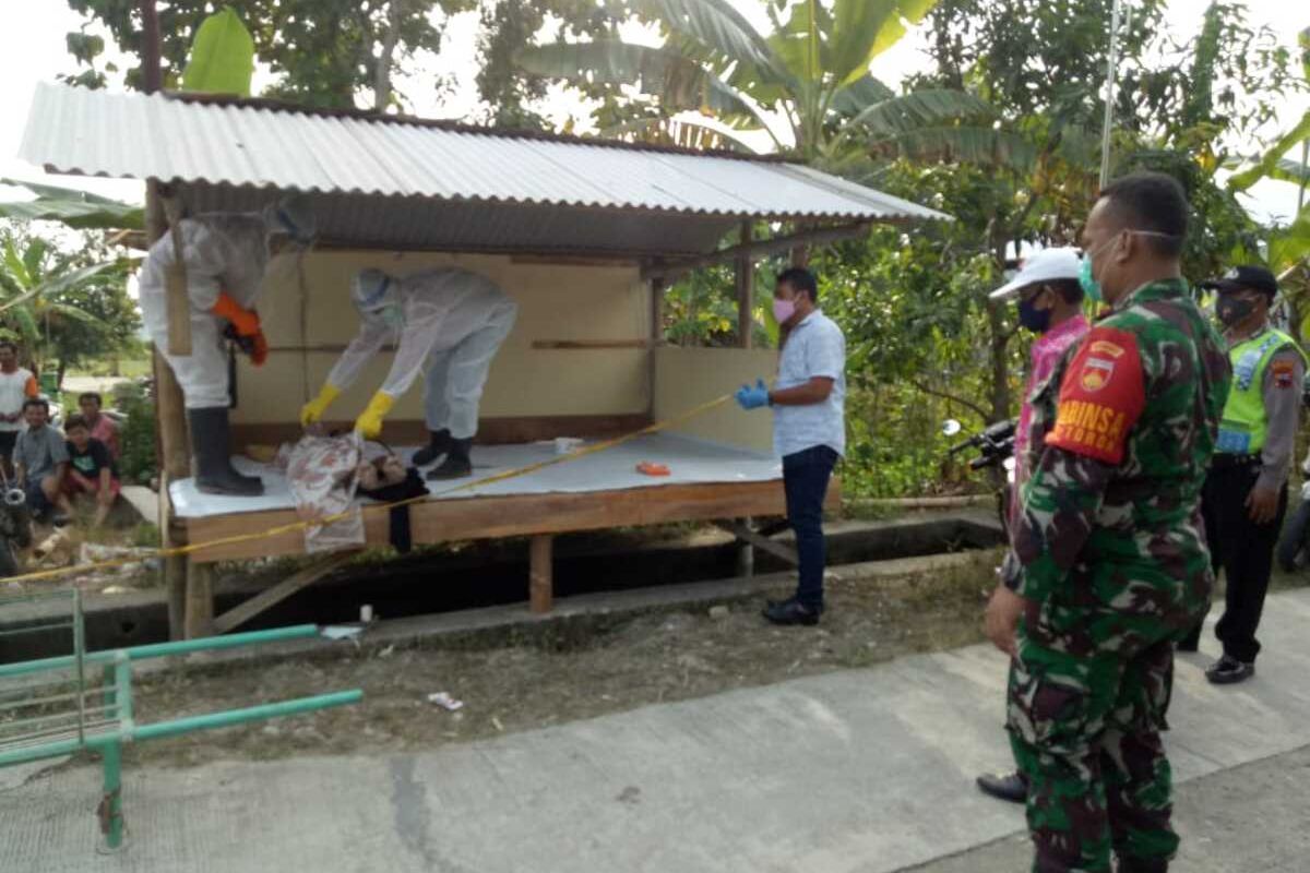 Proses evakuasi seorang pria yang mendadak meninggal dunia di perjalanan saat hendak berobat ke dokter di Kecamatan Toroh, Kabupaten Grobogan, Jawa Tengah, Kamis (14/5/2020) sore.