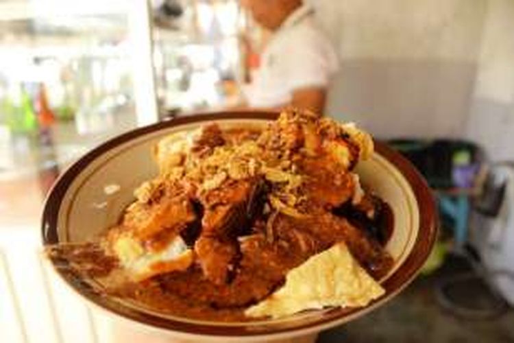 Berbeda dengan Doclang Bandung, saus kacang hidangan Kupat Tahu khas Kuningan ini lebih kental dan kaya rasa bumbu.