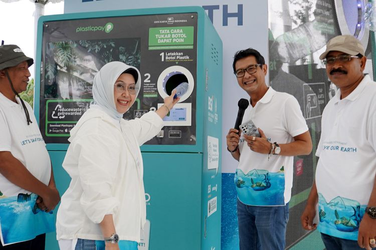 PT Bank Syariah Indonesia Tbk menghadirkan reverse vending machine (RVM) yang memungkinkan masyarakat menukarkan botol plastik menjadi uang di Bali dan Jabodetabek. Botol plastik tersebut kemudian akan diolah oleh UMKM. 