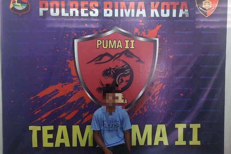 AJ (26), terduga pelaku yang hamili keponakan saat diamankan di Polres Bima Kota, Kamis (2/2/2023).