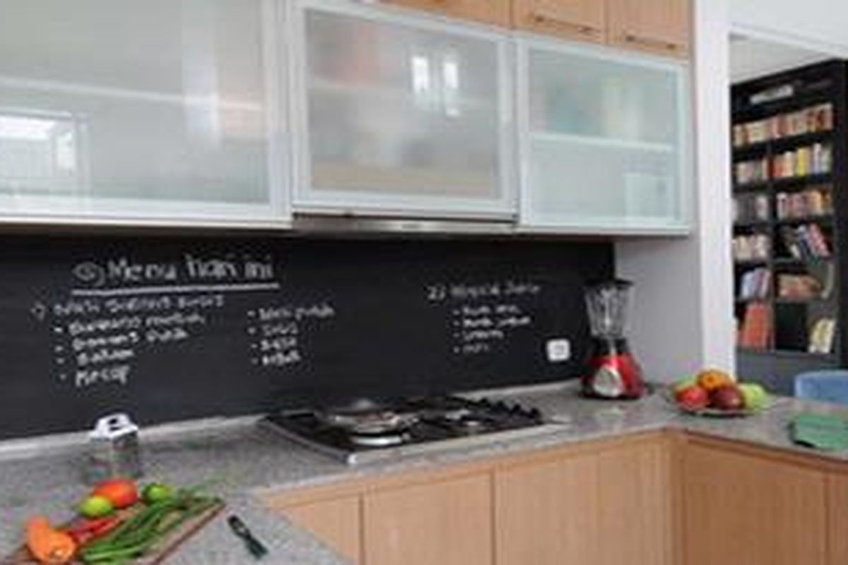 Papan Tulis jadi Back Panel Dapur, Kreatif!