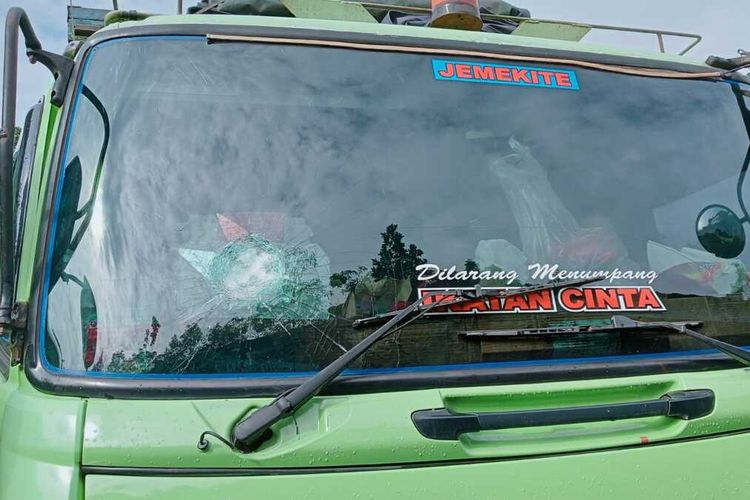 Mobil truk pengangkut batubara mengalami pecah kaca usai dilempar oleh orang tidak dikenal saat melintas di Muara Enim, Sumatera Selatan.