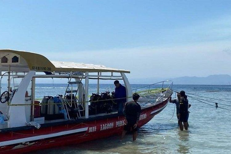 Polisi memasang garis polisi terhadap boat yang terlibat tabrakan di perairan Nusa Penida dan menewaskan wisatawan asal Jerman. 