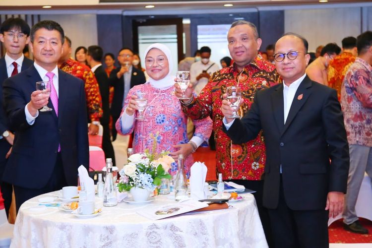 Menteri Ketenagakerjaan (Menaker) Ida Fauziyah menerima kunjungan Duta Besar Republik Rakyat Tiongkok (RRT), Lu Kang, di Kantor Kementerian Ketenagakerjaan Jakarta, Senin (20/2/2023).
