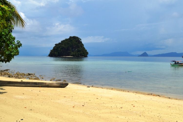 Salah satu pantai indah yang dimiliki Kabupaten Tapanuli Tengah, Sumatera Utara.