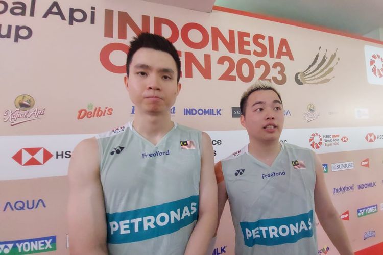 Aaron Chia/Soh Wooi Yik (Malaysia) saat diwawancarai media termasuk Kompas.com usai mengalahkan Muhamamd Shohibul Fikri/Bagas Maulana pada babak 32 besar Indonesia Open 2023 di Istora Senayan, Jakarta, Selasa (14/6/2023). 