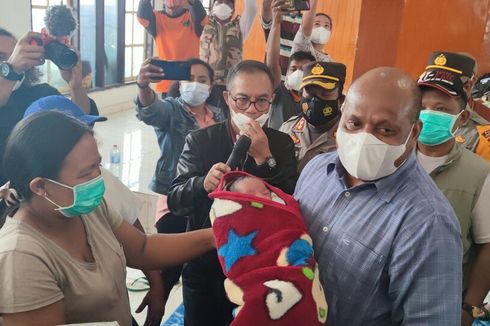 Lahir di Pengungsian Yalimo, Bayi Perempuan Ini Diberi Nama Martha oleh Kapolda Papua