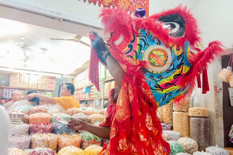 Saat menjulurkan amplop, para barongsai ngamen di petak sembilan Glodok, Jakarta akan mengatakan Gong Xi Fa Cai, Rabu (5/2/2020).