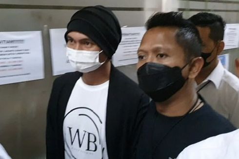 Anji Jalani Pemeriksaan Kesehatan di Mapolres Jakarta Barat