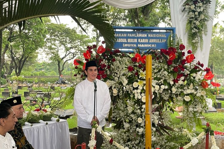 Vino G Bastian melakukan ziarah ke makam Buya Hamka yang terletak di Tanah Kusir, Kebayoran Lama, Jakarta Selatan, Kamis (30/3/2023).