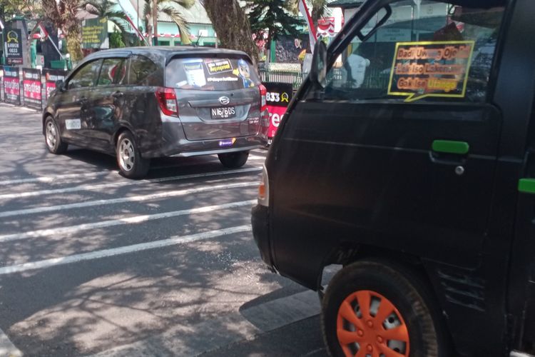 Speed trap berupa pita penggaduh yang berada di Jalan Kahuripan, Kota Malang, Jawa Timur.