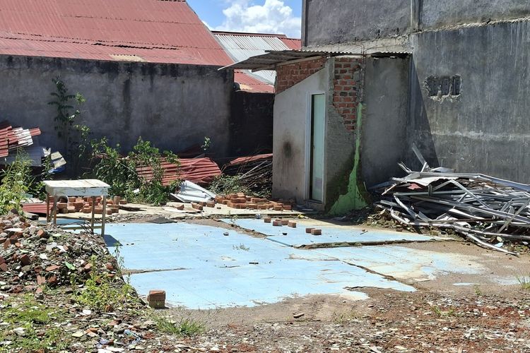 Rumah warga Kota Bengkulu rata total dihantam gempa pada 23 Mei 2025. Korban gempa menanti bantuan stimulan pembangunan rumah yang dijanjikan pemerintah.