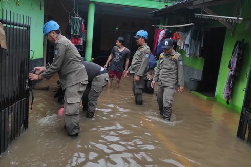 Hujan Deras Disertai Angin Kencang di Tangsel Sebabkan Banjir sampai Papan Reklame Roboh